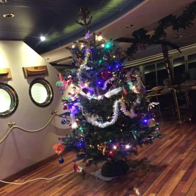Unser Weihnachtsbaum auf der MS Nordnorge ist bereit für Heiligabend