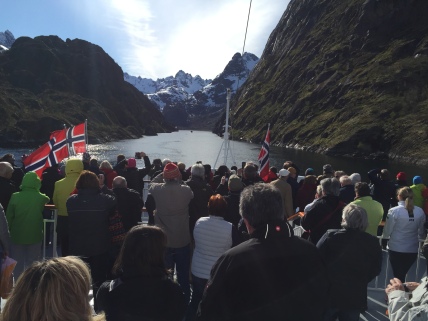 Alle schauen gebannt auf die Einfahrt in den Trollfjord